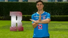 Jonatan Cristaldo hace la señal de la cruz en foto para RÉCORD