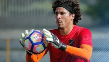 Ochoa ataja un balón en entrenamiento del Málaga