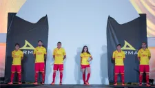 Los jugadores de Monarcas posan para la foto con el nuevo uniforme de local