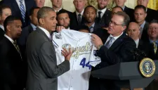 Barack Obama recibe una camisa de los Reales de Kansas
