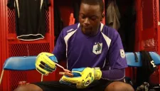 Sammy Ndjock come un poco de mermelada previo al partido