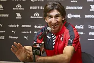 Costas en rueda de prensa con Atlas