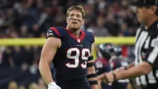 J.J. Watt durante un partido de la NFL con los Texanos