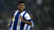 Tecatito festeja una anotación con el Porto