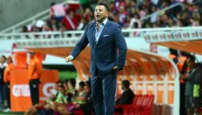 Antonio Mohamed dando indicaciones durante el encuentro frente a Chivas