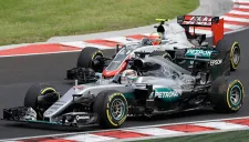 Hamilton y Esteban Gutiérrez en el circuito de Hungaroring