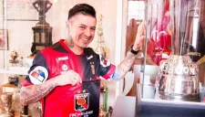 Chávez posa con la playera del Melgar