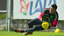 El portero de Toluca, Alfredo Talavera, durante uno de los últimos entrenamientos del Tri Olímpico