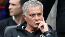 Jose Mourinho observa una práctica del Manchester United