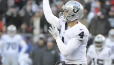 Derek Carr, en juego con Raiders