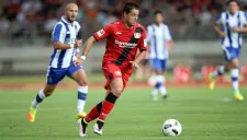 Chicharito conduce el esférico frente al Porto