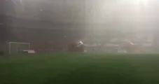 La lluvia cae con intensidad en el estadio Jalisco