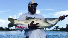 Warren Sapp posa en foto mientras pesca en Florida