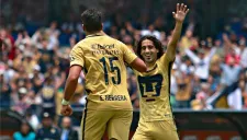 Matías Britos festeja un gol con Lalo Herrera