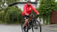 Javier Hernández recorre las calles en bicicleta