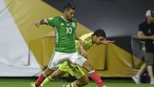 Tecatito conduce el balón en partido contra Venezuela