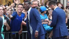Paul Pogba saluda a los aficionados tras la Eurocopa