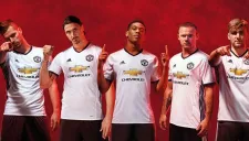 Jugadores del Manchester United posan con la nueva playera