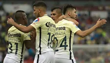 Jugadores del América celebran un gol