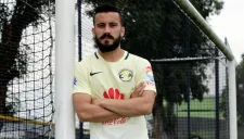 ‘Chepe’ Guerrero posa para RÉCORD con el jersey del América