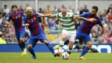 Scott Brown pelea un balón con Messi y Turan en el duelo entre Celtic y Barça