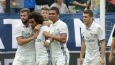 Marcelo festeja con sus compañeros el segundo gol