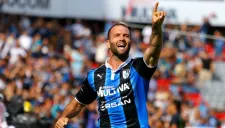 Emanuel Villa festeja su primer gol contra Puebla