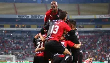 Los Rojinegros festejan tras conseguir el gol que les dio el triunfo contra Veracruz
