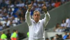 Tomás Boy da indicaciones a sus jugadores