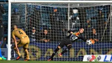Alejandro Palacios, se lanza para evitar un gol en el duelo contra Cruz Azul del A2016