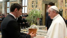 Messi y el Papa Francisco, durante una convivencia en 2013