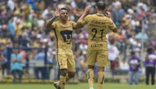 Cortés y Castro se felicitan tras una anotación