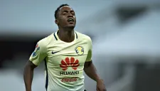 Renato Ibarra durante un partido de América