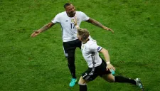 Jéröme Boateng festejando junto a Schweinsteiger