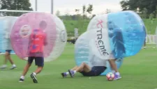 Jugadores y cuerpo técnico del Barcelona juegan en pelotas gigantes