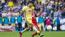 Oribe Peralta saca un disparo en un partido contra Chivas