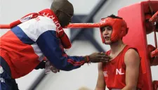 Lindolfo Delgado recibe indicaciones en un certamen