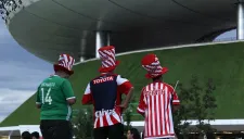Aficionados de Chivas, observando el estadio del Rebaño