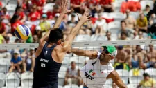 Juan Virgen golpea el balón y logra pasar al jugador italiano