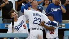 Adrián González es felicitado por sus compañeros