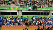 Afición mexicana observa el Tiro con Arco