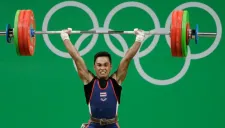 El pesista tailandés Sniphet Kruaithong durante su prueba en JO