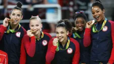 Equipo de gimnasia de Estados Unidos celebra su medalla de oro en Río 2016