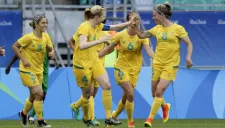Jugadoras de Australia festejan un gol contra Zimbabue