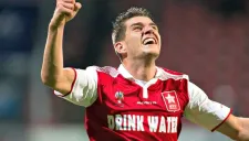 Santiago Palacios celebra en un partido con el MVV Maastricht