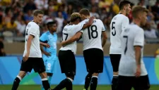 Jugadores alemanes festejan la goleada contra Fiji en Río
