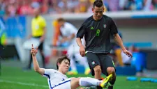 Lozano pelea un balón frente a un jugador de Corea del Sur