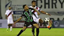 Miguel Ponce pelea por el balón en juego contra Cafetaleros