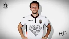 Jugador del Niza muestra el jersey especial