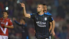 Villa celebra un gol con Gallos